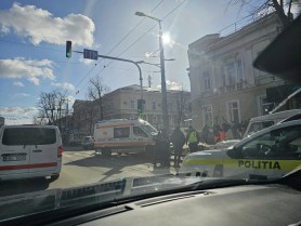 Accident grav în centrul Capitalei. O ambulanță și un automobil s-au ciocnit violent